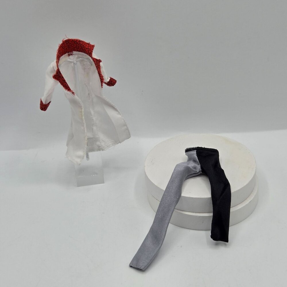 Monster High Ghoulia Yelps Mad Science Lab Jacket & Frankie Stein Doll Leggings